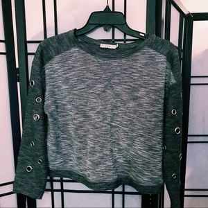 Cropped grey sweater with sleeves grommets